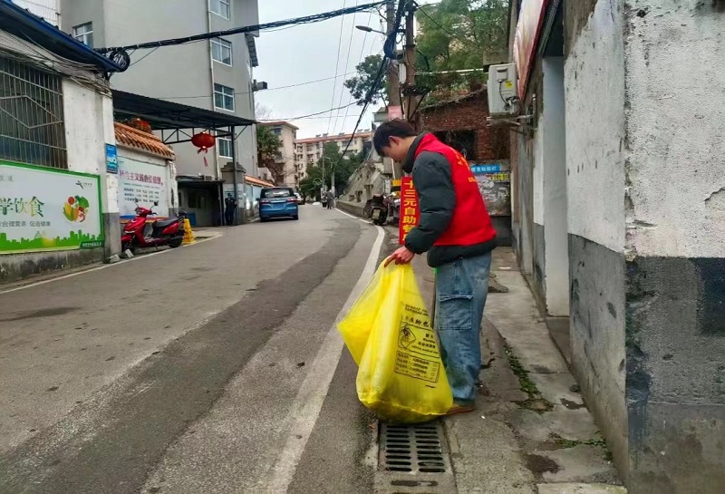 龙须塘街道志愿者正在清扫辖区卫生（单位供图）