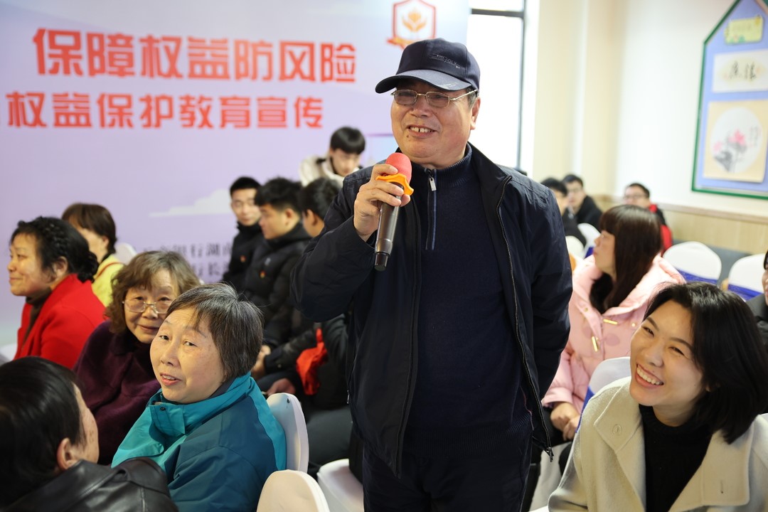 老年人积极回答问题。单位供图