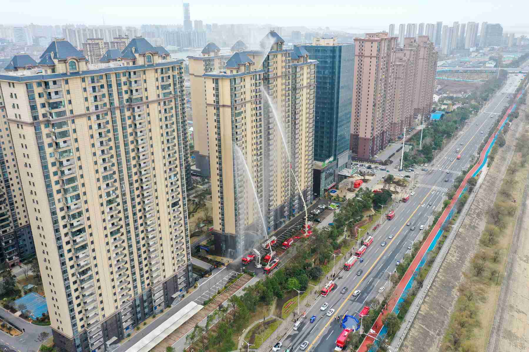 举高喷射类消防车外部控火（单位供图）