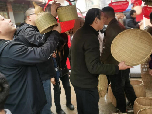 瑤民在選購農具。張玉芝攝