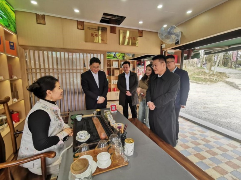 2024年3月12日，工商银行湖南省分行党委书记、行长邱亚光在张家界开展老年人和外籍来华人员支付便利化调研。单位供图