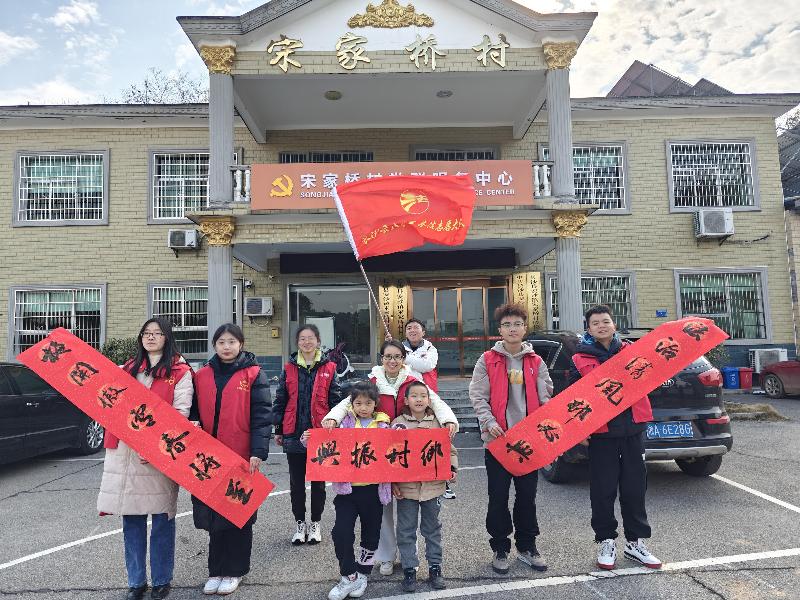 长沙县司法局组织大学生向村民赠送法治春联。受访单位供图