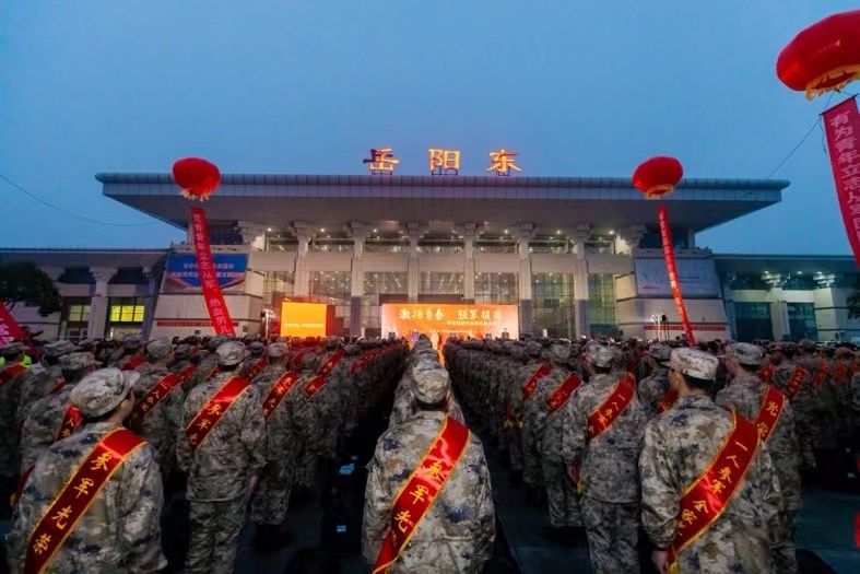 新兵入伍欢送仪式现场。黎宇摄