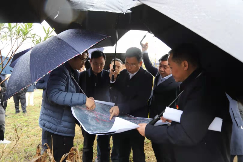 馬捷現場踏勘研究龍吉高速吉首北開放式服務區設計方案。單位供圖