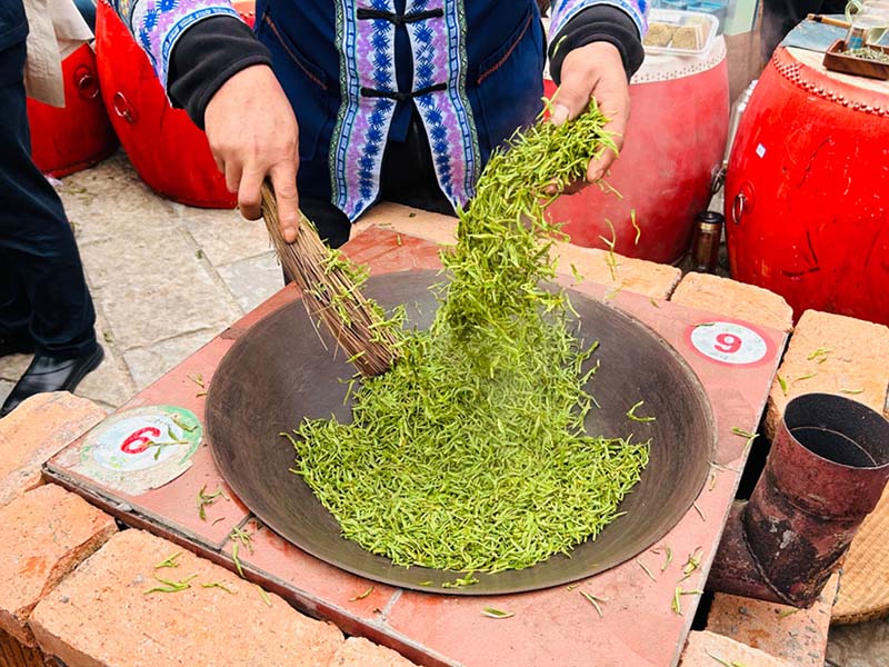 现场师傅正在炒茶。何彪摄