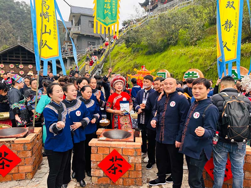 比赛现场村民们唱起了山歌。何彪摄