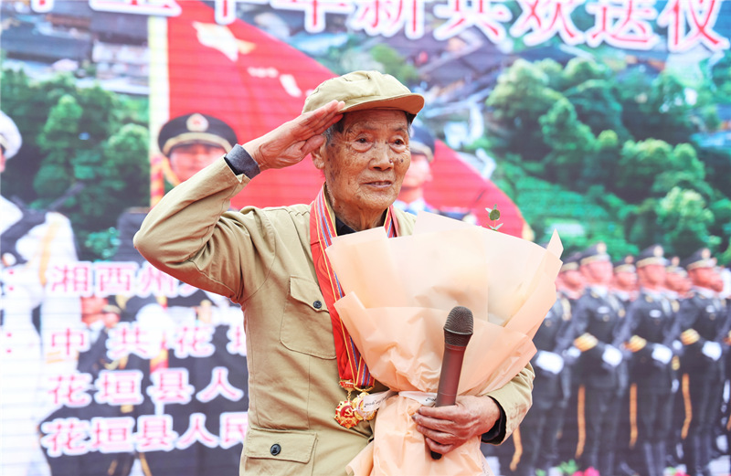 抗美援朝老兵姚本林講述自己的故事。受訪單位供圖
