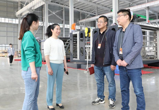 宁远县纪检监察干部在企业征集服务建议。夏海波摄
