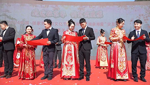 新人看婚书。朱未摄