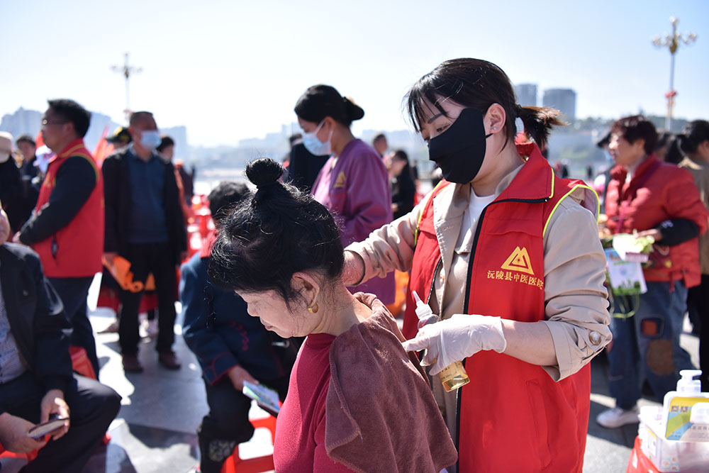 为群众进行卫生医疗服务。贺子平 摄影