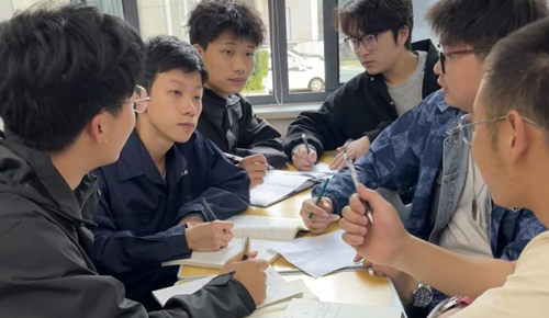 課后1棟510的眾人在討論問題。受訪單位供圖