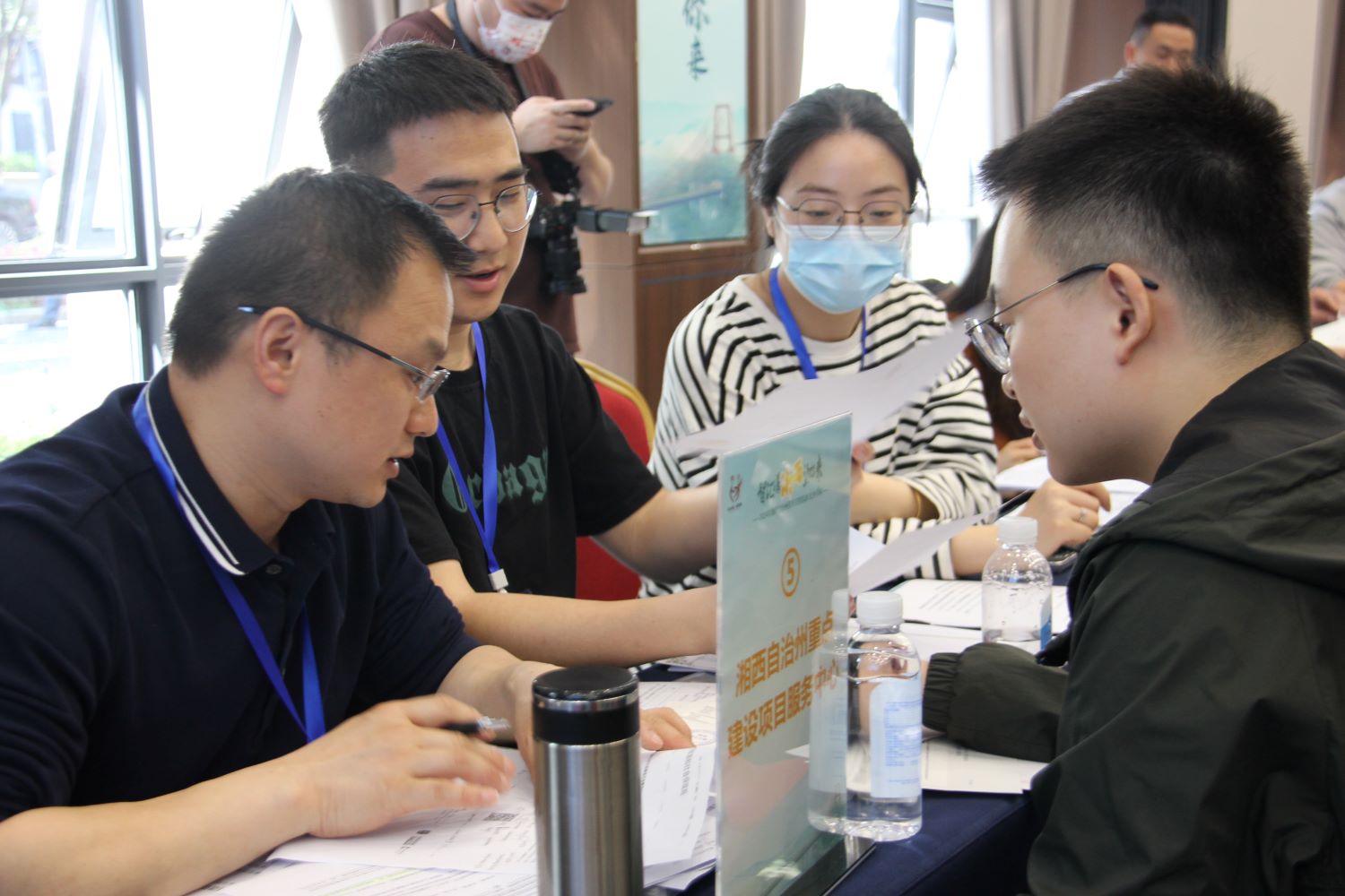湘西州重點建設項目服務中心工作人員審核材料中，鄧依喬攝。