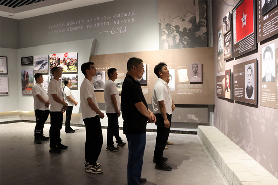 大家参观浏阳革命历史纪念馆。受访单位供图