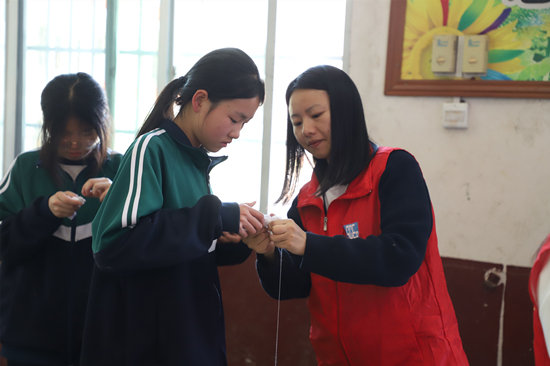 志愿者和孩子们一起互动。受访单位供图