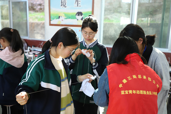 志愿者和孩子们一起体验扎染。受访单位供图