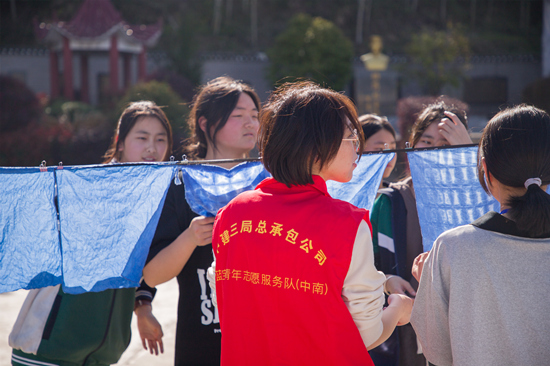 志愿者和孩子们一起体验扎染。受访单位供图