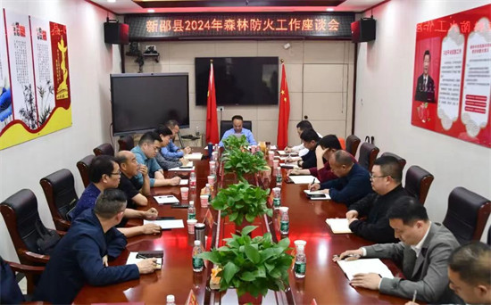 压实责任，各单位签订森林防火“军令状”。（彭永红 供图）