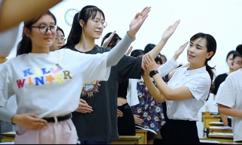 2022年9月，为迎接首届湖南省首届旅游发展大会，谭冰受团市委邀请，对100多名大会志愿者进行服务礼仪培训。单位供图