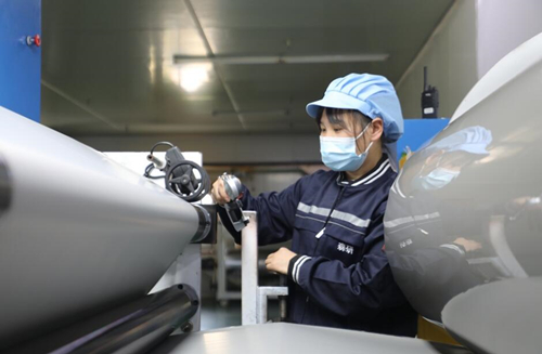湖南省普瑞达内装材料有限公司，工人在检查产品质量。黄新摄