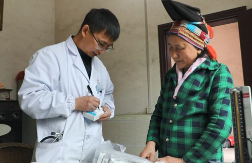 新田县名医蒋素勤正在为村民指导用药。受访单位供图