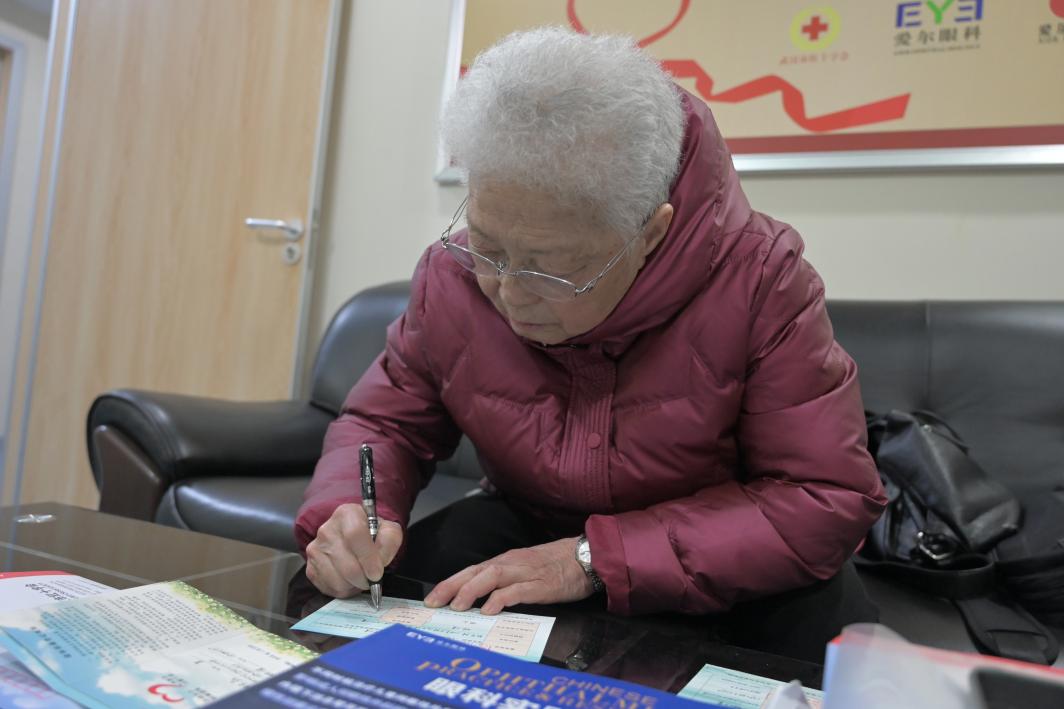志願者在武漢市紅十字愛爾眼庫完成了眼角膜捐獻登記。企業供圖