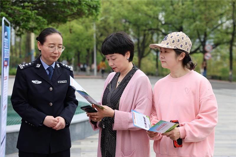 学校内进行公益法律咨询。受访单位供图
