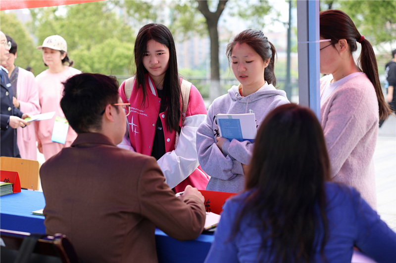 学校内进行公益法律咨询。受访单位供图