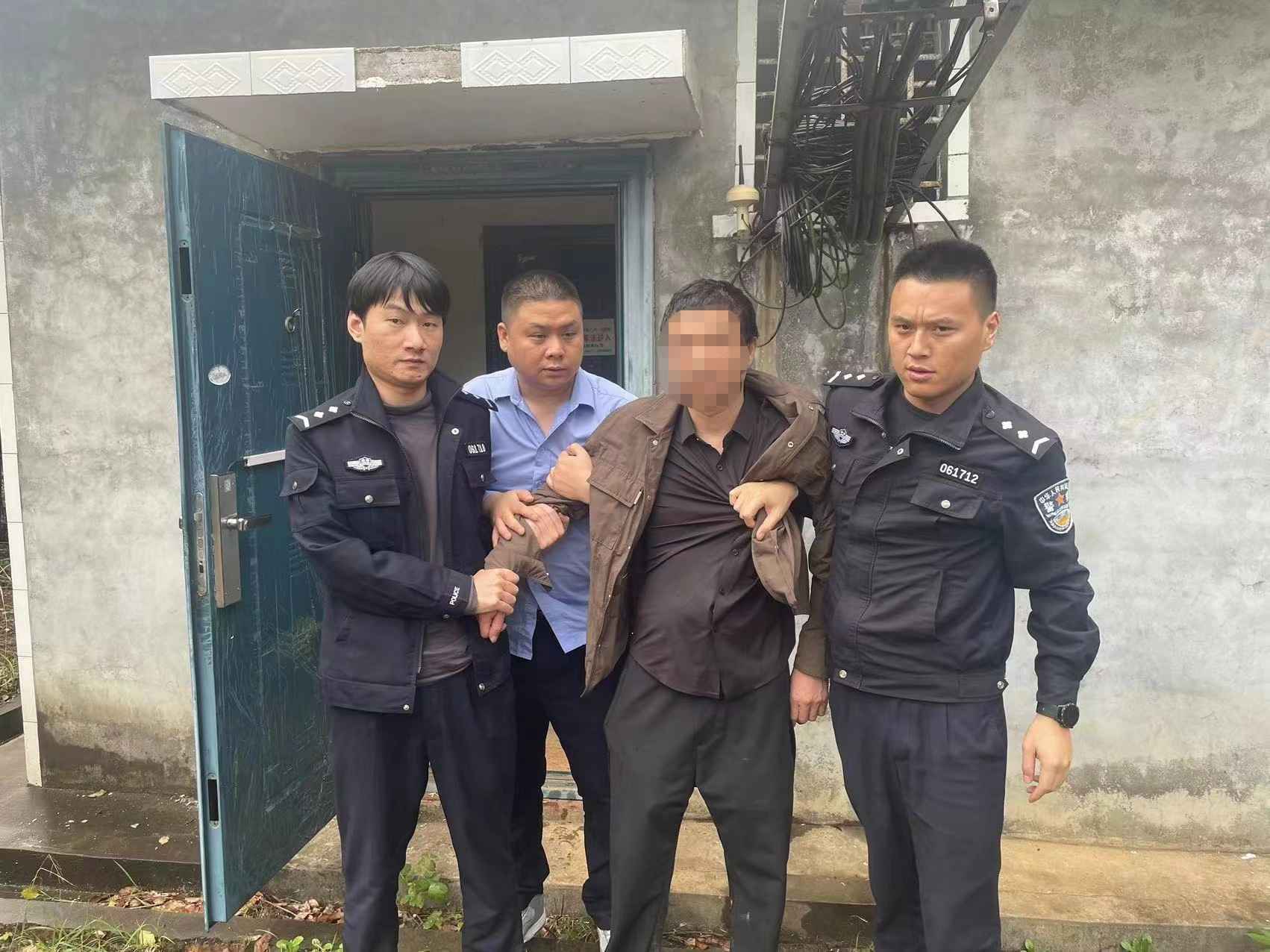 警方在墓地旁将盗窃犯抓获归案   单位供图