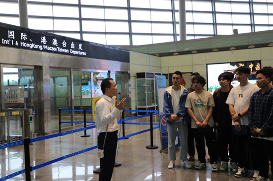 《应用英语》机场实景教学中。受访单位供图