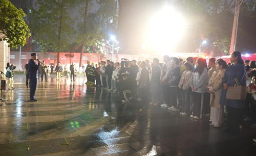 虹桥消防站副站长聂嘉利对本次演练进行讲评。受访单位供图