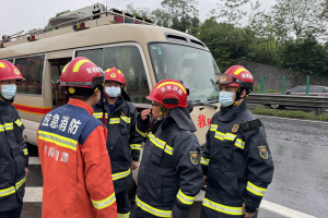图为支队全勤指挥部在现场进行指挥（单位供图）