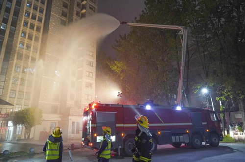 舉高噴射消防車在外側出水壓制火情。受訪單位供圖