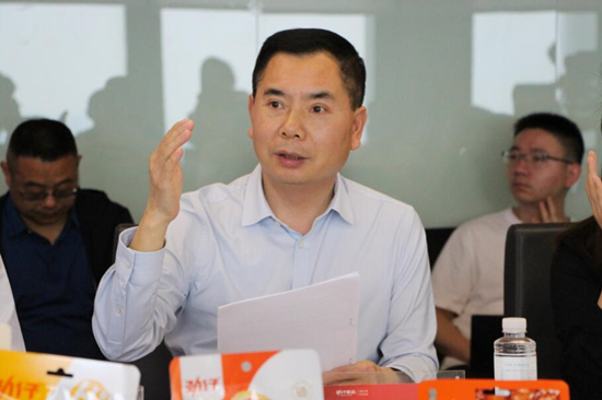 劲仔食品董事长周劲松与投资机构进行交流。受访单位供图