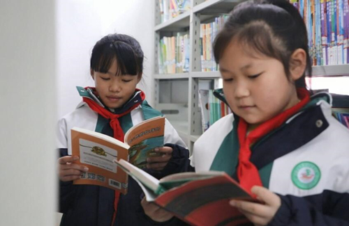 雙碧小學學生在閱覽室閱讀課外書籍。黃新攝