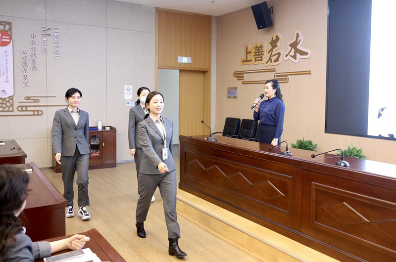 走姿展示环节。李根摄