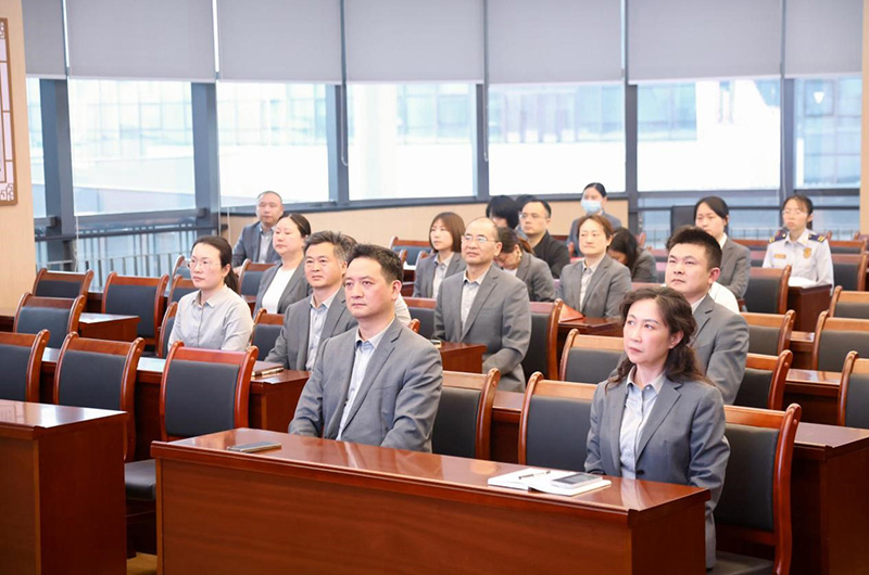 学习调整坐姿中。李根摄