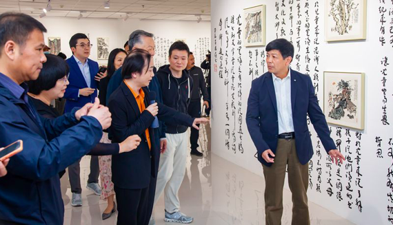 观众参观“阅读之美”人文书画观念艺术展。 舒杰摄