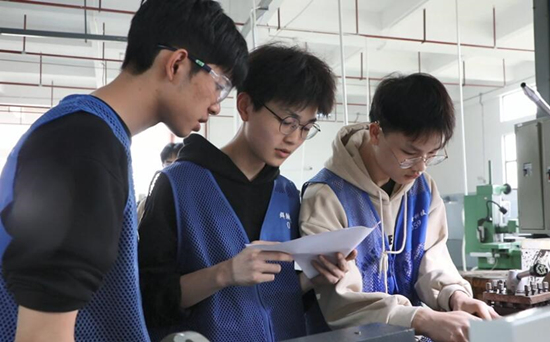 新田县职业中专机械加工专业学生按照图纸加工产品。肖亚湘摄