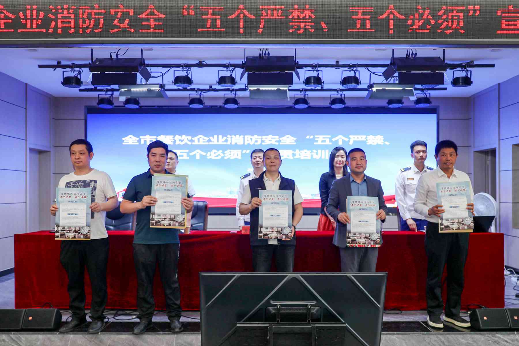 发放消防宣传海报。单位供图