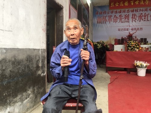 老人回憶烈士。單位供圖