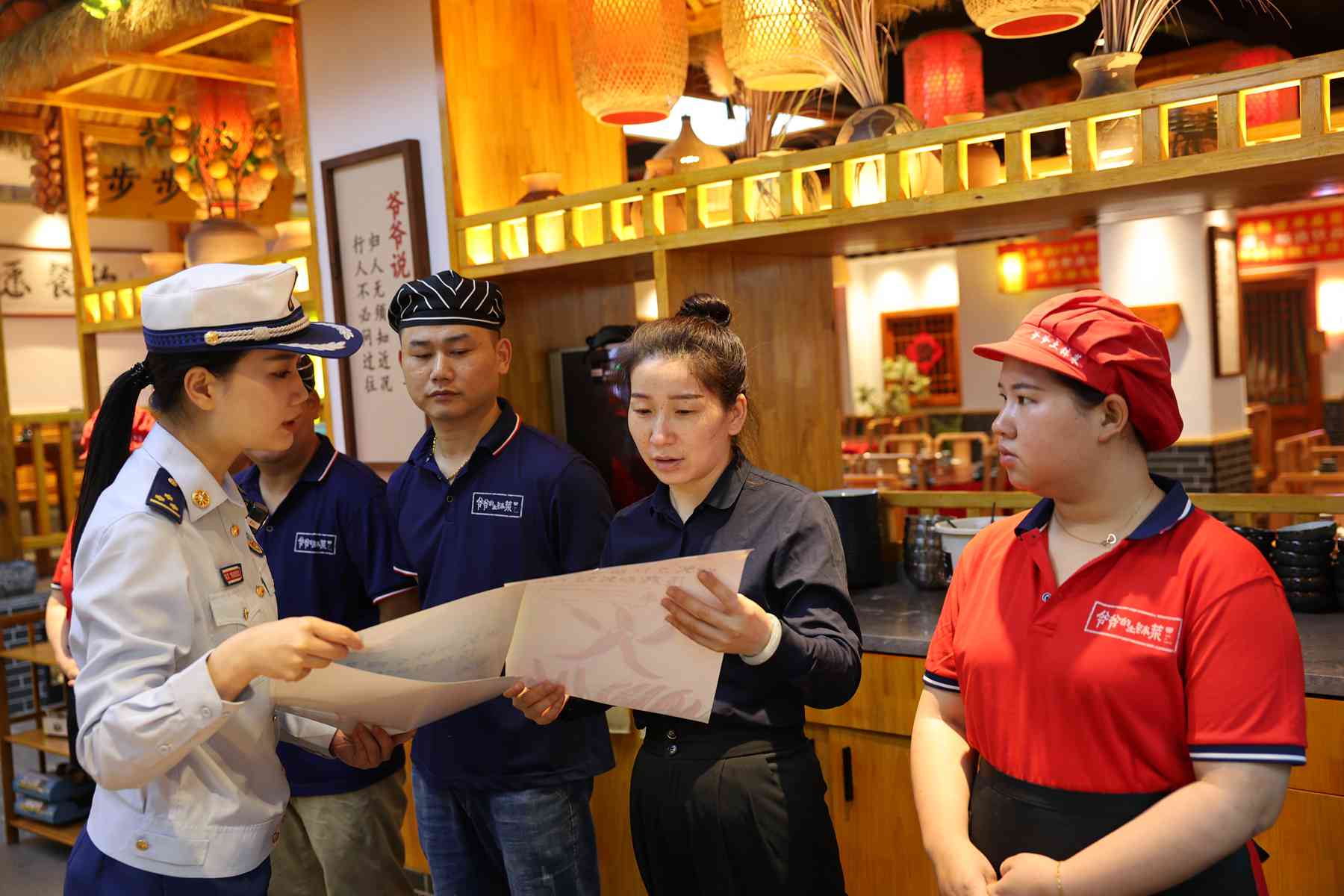 消防监督员开展餐饮场所消防宣传（单位供图） 