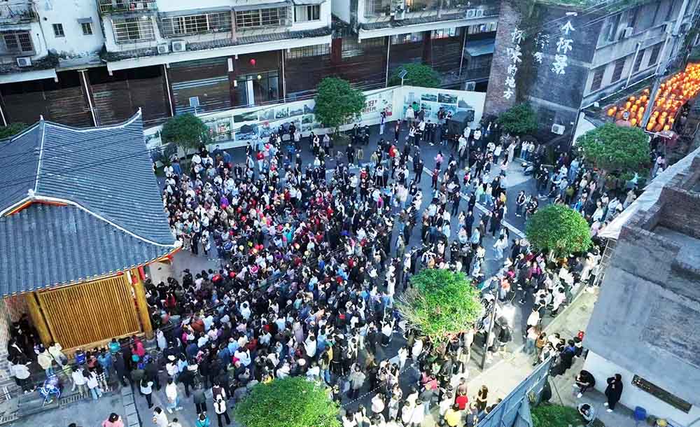 辰州古街万名青年联谊活动现场。张环 摄