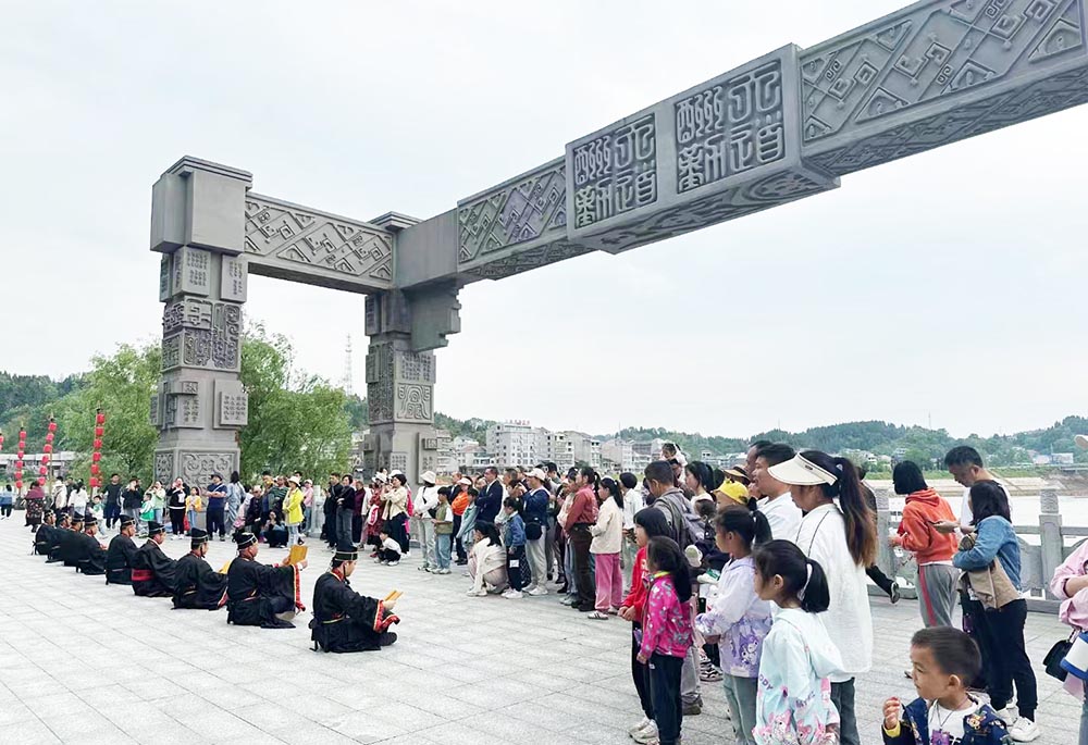書山腳下誦讀經典。陳文敏 攝