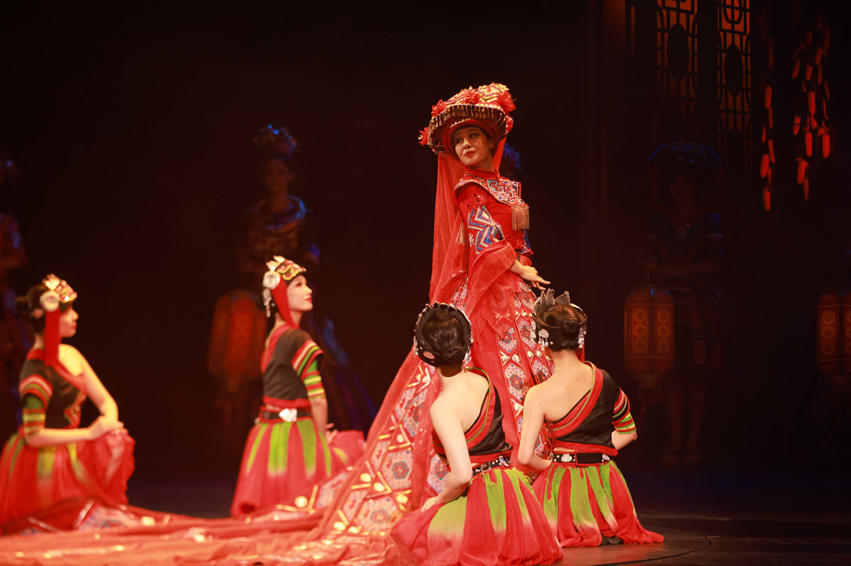 2024年5月2日晚，湖南张家界《魅力湘西》艺术团的演员在表演节目。吴勇兵摄