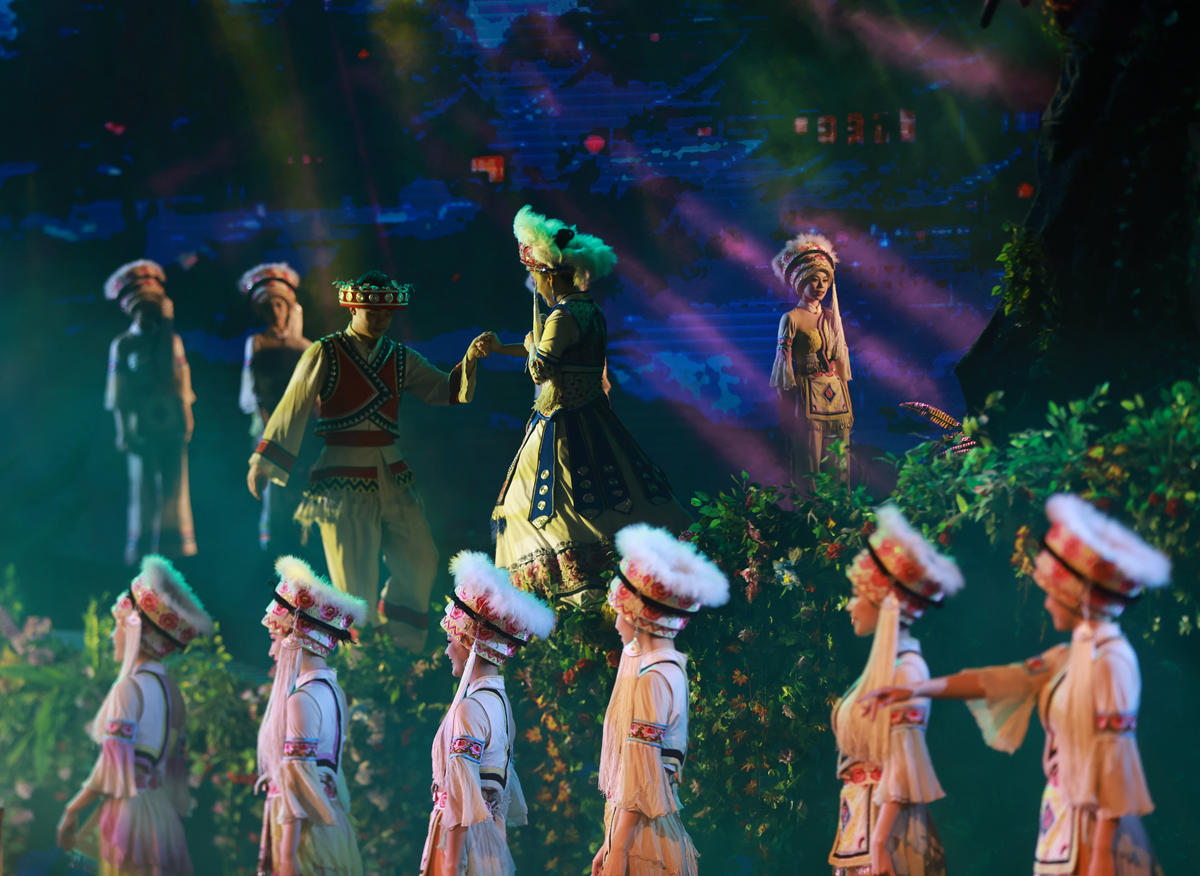  2024年5月2日晚，湖南张家界《魅力湘西》艺术团的演员在表演节目。吴勇兵摄