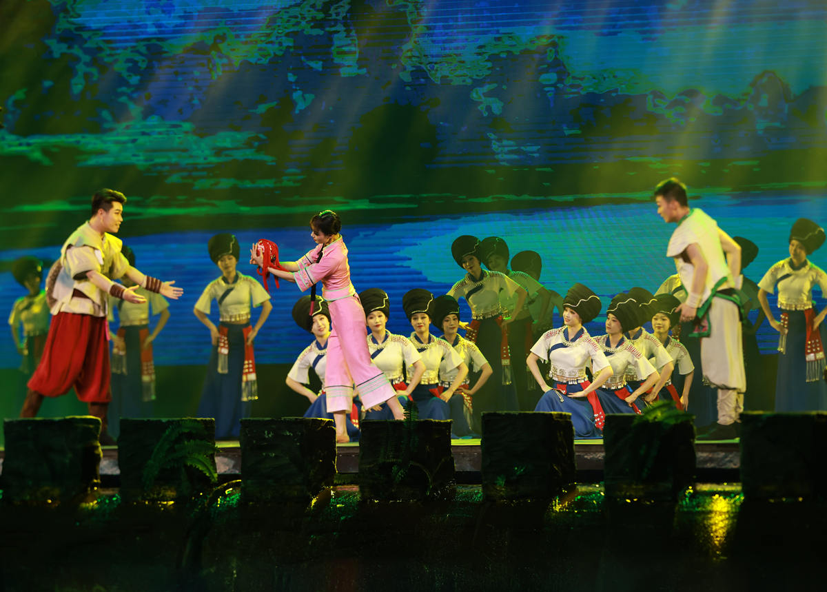  2024年5月2日晚，湖南张家界《魅力湘西》艺术团的演员在表演节目。吴勇兵摄
