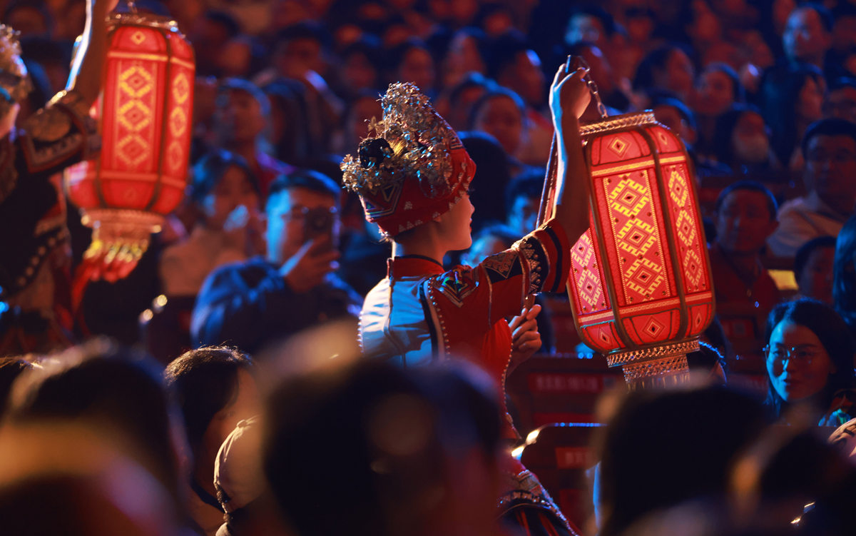 2024年5月2日晚，湖南张家界《魅力湘西》艺术团的演员在表演节目。吴勇兵摄