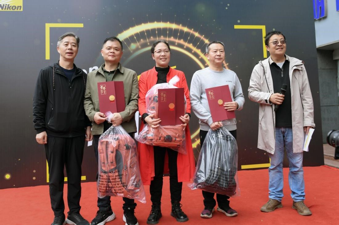 二等奖获得者领奖合影。单位供图