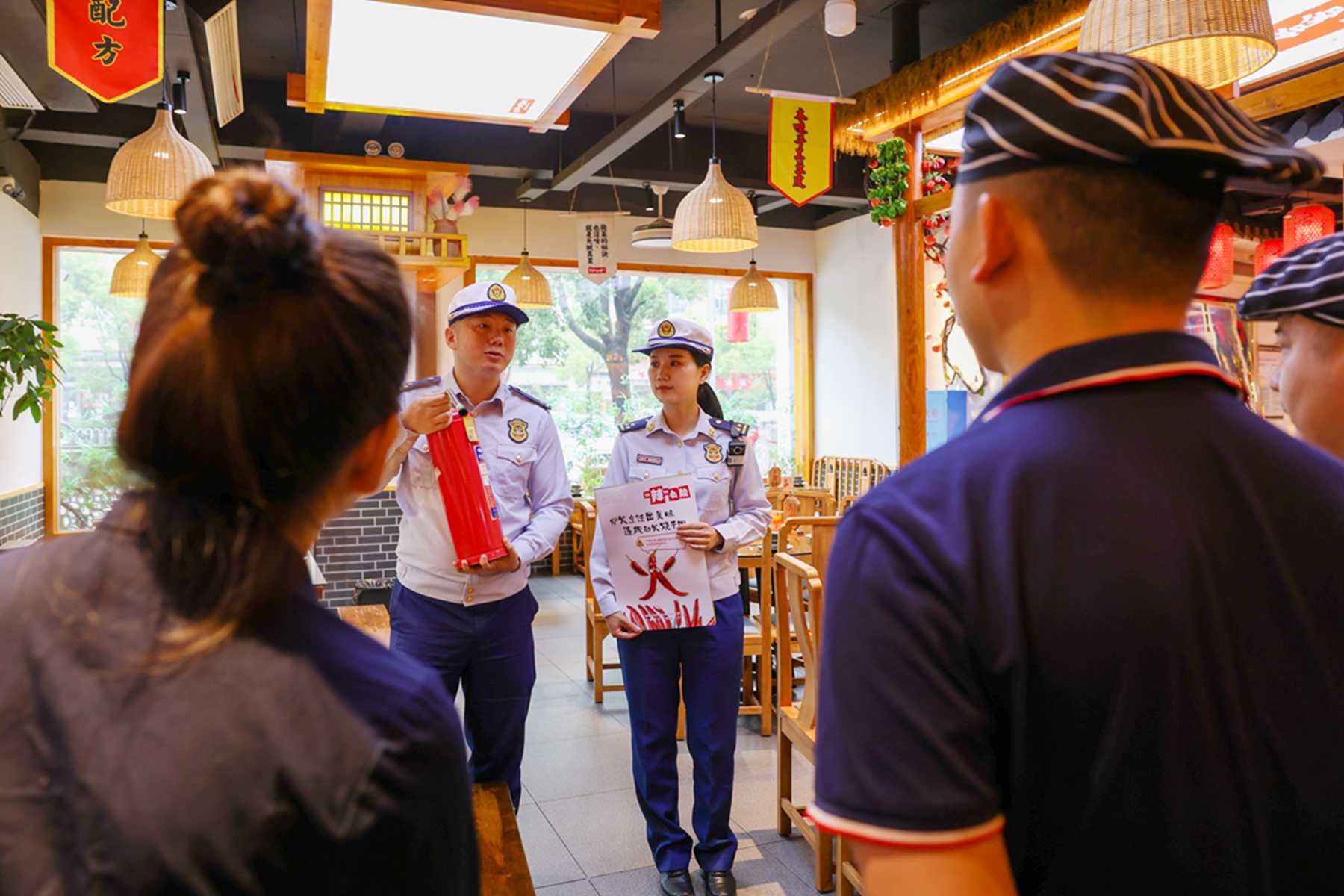 在餐饮场所开展消防宣传及检查（单位供图）