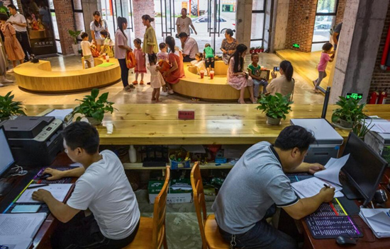 水口如意社区办公大厅 。李忠林摄